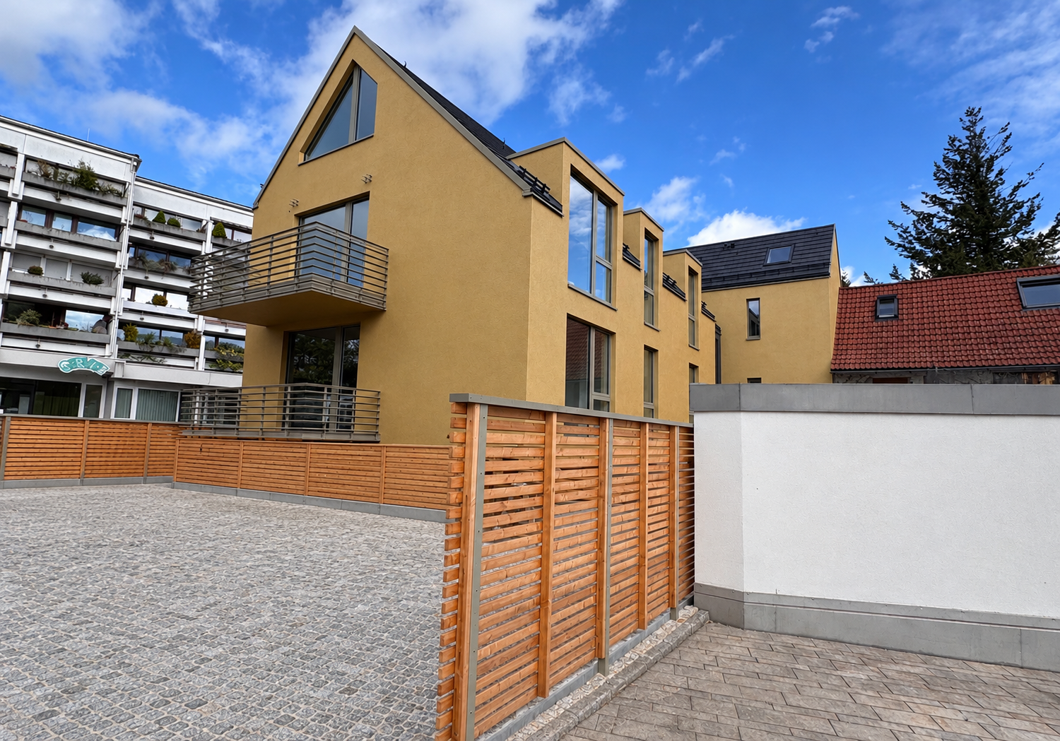 Moderne Wohnanlage mit Holzzaun